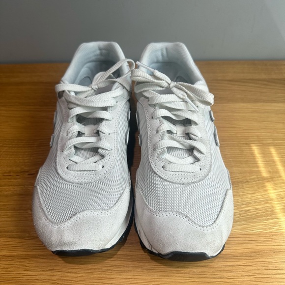 Men’s size 9.5 Women’s 11 New Balance Sneakers, Cream White - Picture 2 of 8